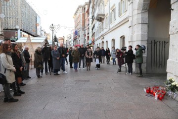 Rijeka: Zapaljene svijeće u znak pijeteta prema žrtvama u zagrebačkoj OŠ Prečko