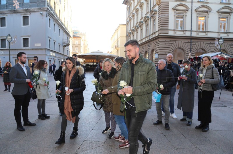 Rijeka: Zapaljene svijeće u znak pijeteta prema žrtvama u zagrebačkoj OŠ Prečko