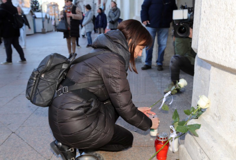 Rijeka: Zapaljene svijeće u znak pijeteta prema žrtvama u zagrebačkoj OŠ Prečko