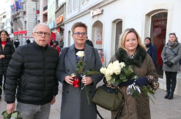 Rijeka: Zapaljene svijeće u znak pijeteta prema žrtvama u zagrebačkoj OŠ Prečko