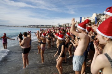 FRANCE CHRISTMAS BATH