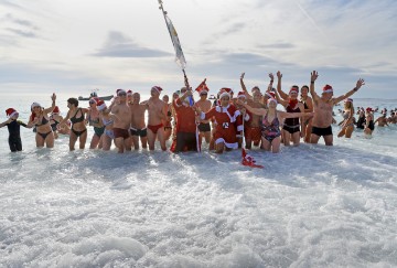 FRANCE CHRISTMAS BATH