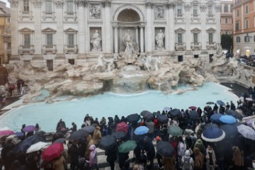 ITALY TREVI FOUNTAIN