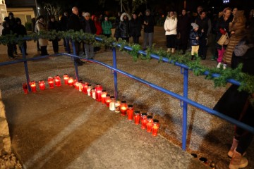 Zadar: Zapaljeni lampioni ispred osnovnih škola