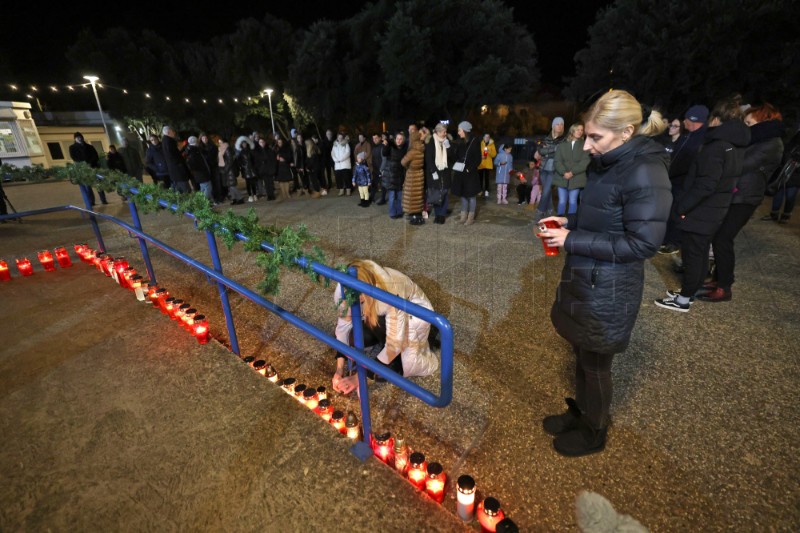 Zadar: Zapaljeni lampioni ispred osnovnih škola