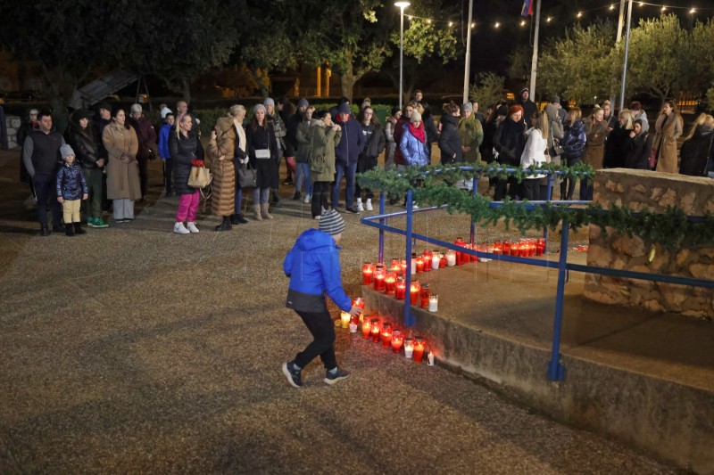 Zadar: Zapaljeni lampioni ispred osnovnih škola