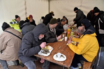 Vinkovci: Podjela posnog obroka na Badnjak