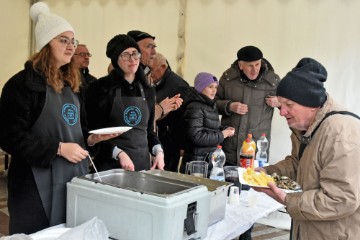 Vinkovci: Podjela posnog obroka na Badnjak