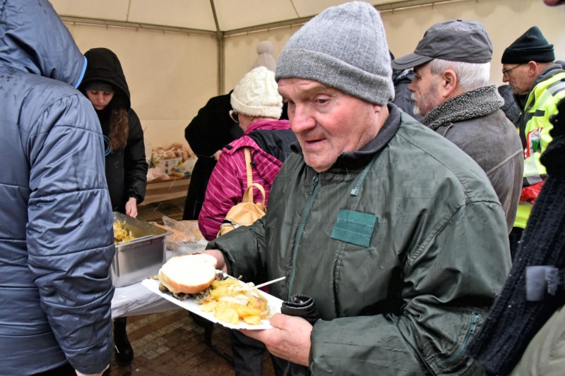 Vinkovci: Podjela posnog obroka na Badnjak