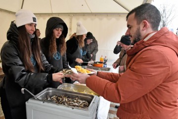 Vinkovci: Podjela posnog obroka na Badnjak