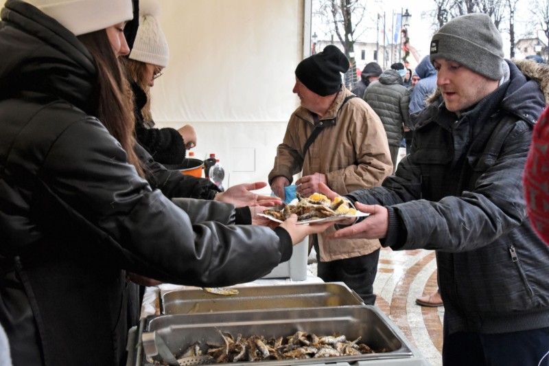 Vinkovci: Podjela posnog obroka na Badnjak