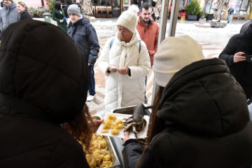 Vinkovci: Podjela posnog obroka na Badnjak