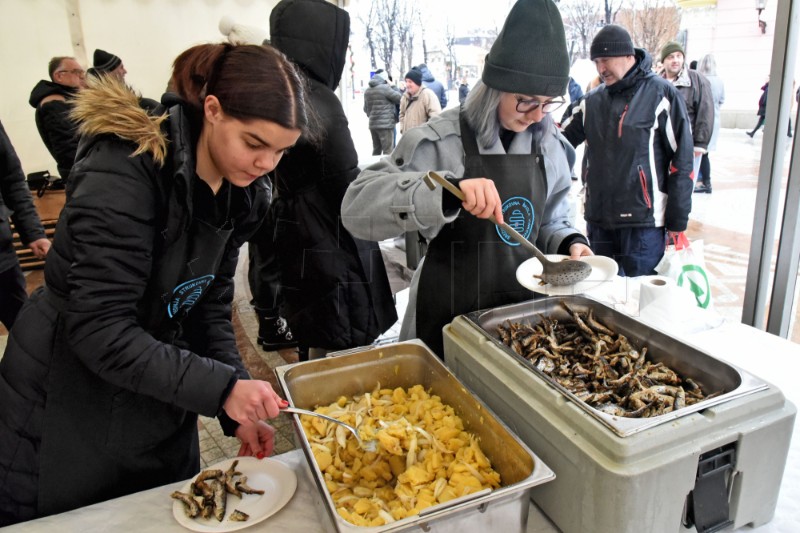 Vinkovci: Podjela posnog obroka na Badnjak