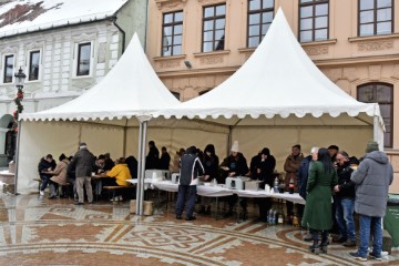 Vinkovci: Podjela posnog obroka na Badnjak