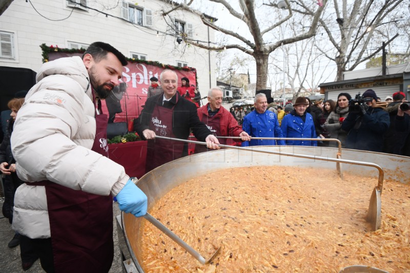 Podjela 5000 porcija bakalara i fritula na splitskom pazaru