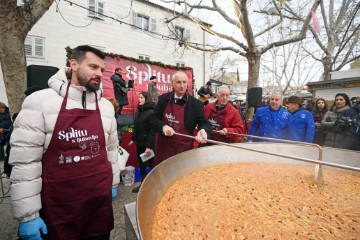 Podjela 5000 porcija bakalara i fritula na splitskom pazaru