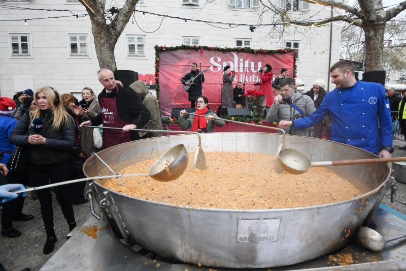 Podjela 5000 porcija bakalara i fritula na splitskom pazaru