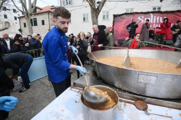 Podjela 5000 porcija bakalara i fritula na splitskom pazaru