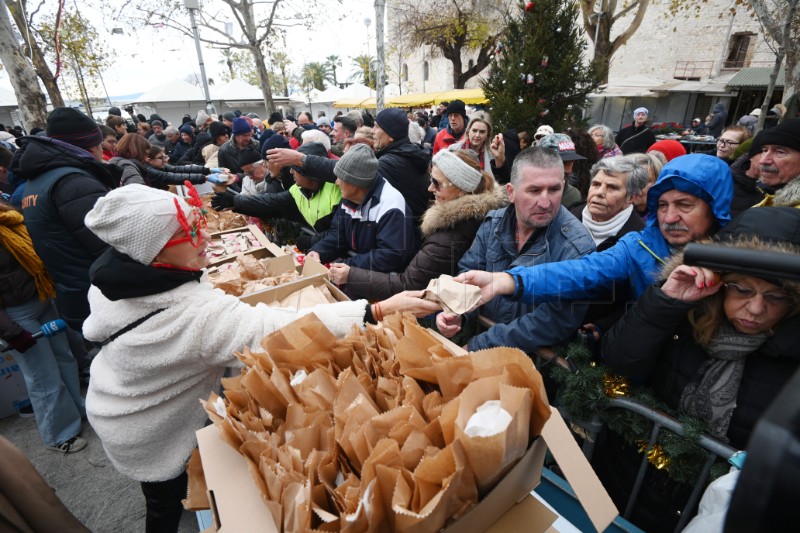 Podjela 5000 porcija bakalara i fritula na splitskom pazaru