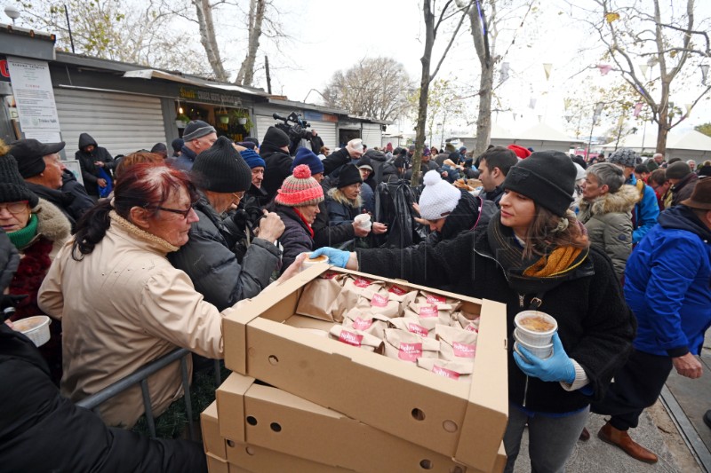 Podjela 5000 porcija bakalara i fritula na splitskom pazaru