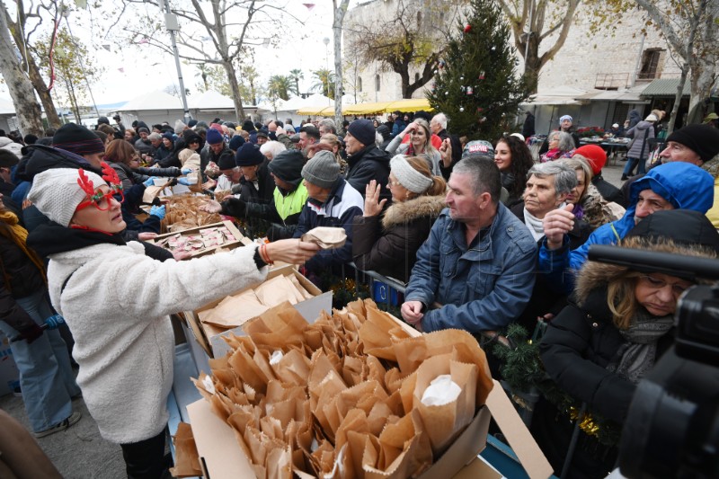 Podjela 5000 porcija bakalara i fritula na splitskom pazaru