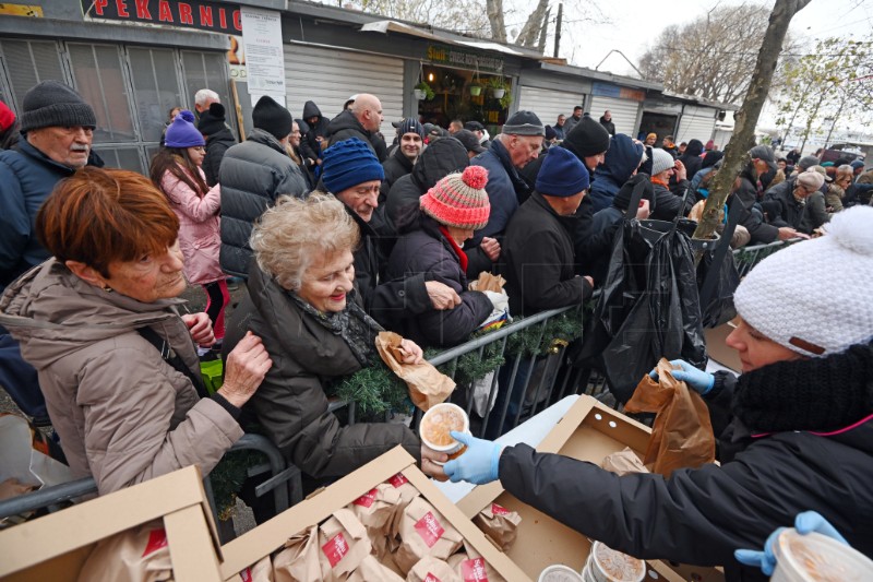 Podjela 5000 porcija bakalara i fritula na splitskom pazaru