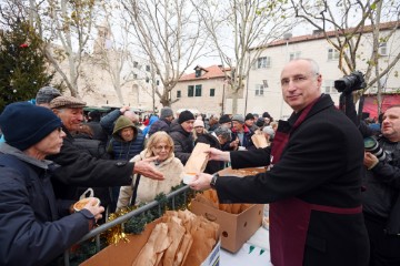 Podjela 5000 porcija bakalara i fritula na splitskom pazaru