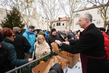 Podjela 5000 porcija bakalara i fritula na splitskom pazaru