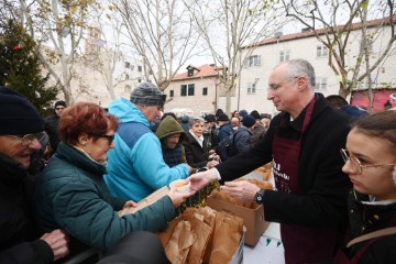 Podjela 5000 porcija bakalara i fritula na splitskom pazaru