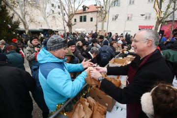 Podjela 5000 porcija bakalara i fritula na splitskom pazaru