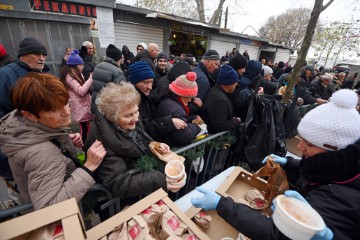 Podjela 5000 porcija bakalara i fritula na splitskom pazaru