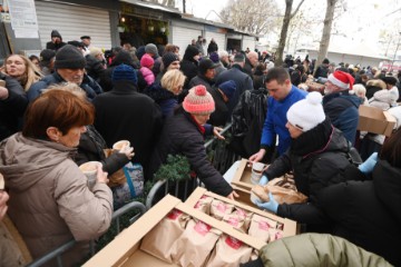 Podjela 5000 porcija bakalara i fritula na splitskom pazaru