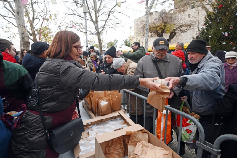 Podjela 5000 porcija bakalara i fritula na splitskom pazaru