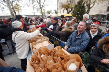 Podjela 5000 porcija bakalara i fritula na splitskom pazaru