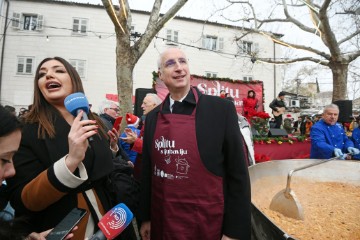 Podjela 5000 porcija bakalara i fritula na splitskom pazaru