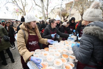 Podjela 5000 porcija bakalara i fritula na splitskom pazaru