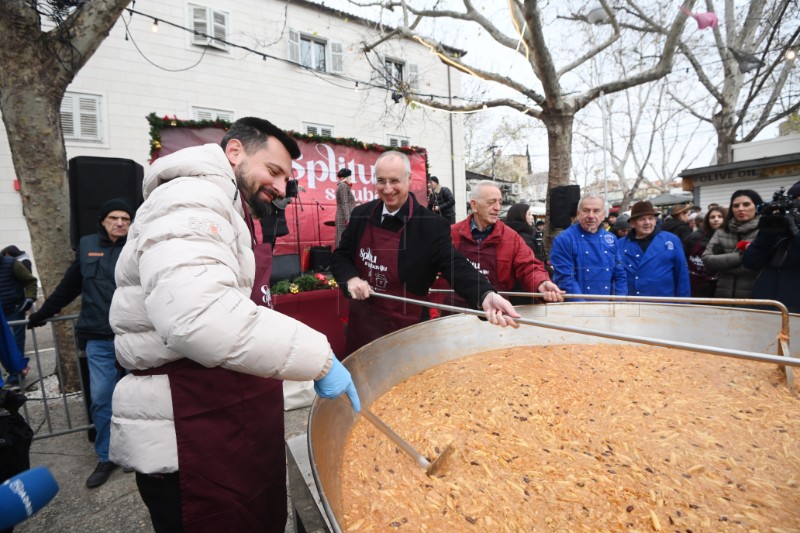 Podjela 5000 porcija bakalara i fritula na splitskom pazaru