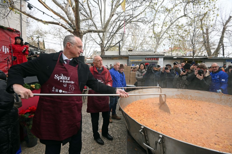 Podjela 5000 porcija bakalara i fritula na splitskom pazaru