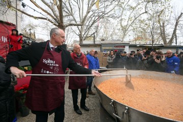 Podjela 5000 porcija bakalara i fritula na splitskom pazaru