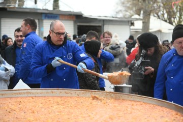 Podjela 5000 porcija bakalara i fritula na splitskom pazaru