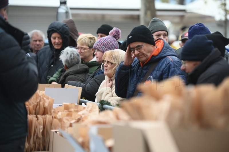 Podjela 5000 porcija bakalara i fritula na splitskom pazaru