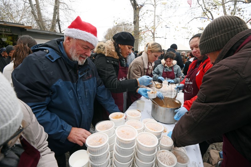 Podjela 5000 porcija bakalara i fritula na splitskom pazaru