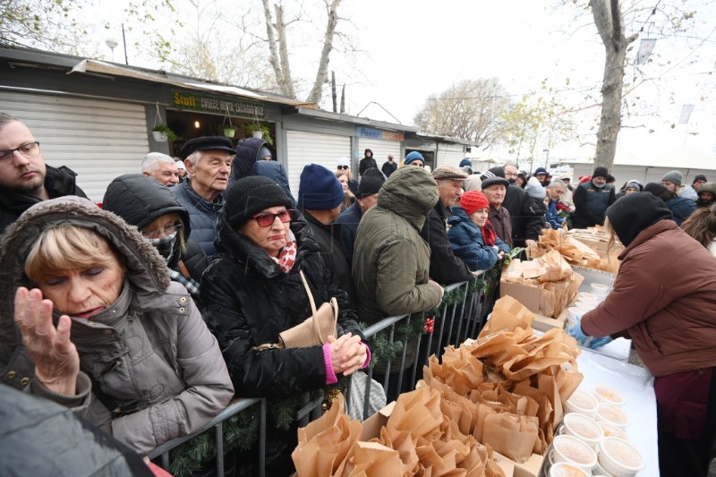 Podjela 5000 porcija bakalara i fritula na splitskom pazaru