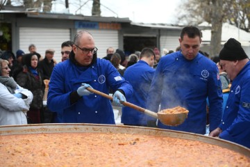 Podjela 5000 porcija bakalara i fritula na splitskom pazaru