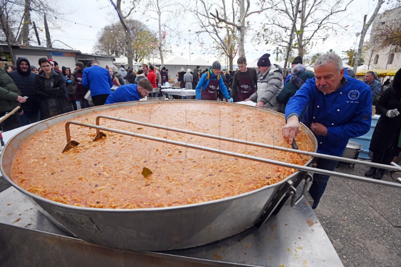 Podjela 5000 porcija bakalara i fritula na splitskom pazaru