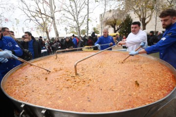 Podjela 5000 porcija bakalara i fritula na splitskom pazaru