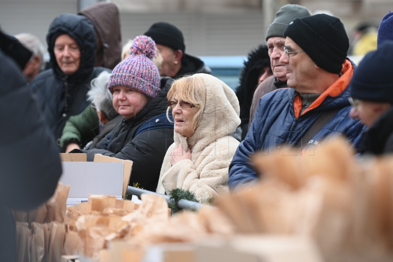 Podjela 5000 porcija bakalara i fritula na splitskom pazaru