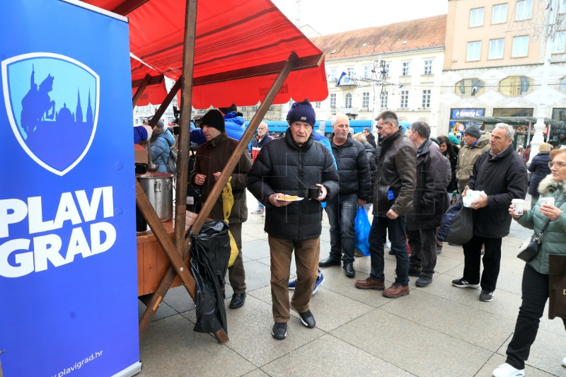 Čelnik stranke Plavi Grad Ivica Lovrić za Badnjak Zagrepčanima djelio bakalar