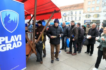 Čelnik stranke Plavi Grad Ivica Lovrić za Badnjak Zagrepčanima djelio bakalar