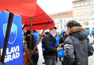 Čelnik stranke Plavi Grad Ivica Lovrić za Badnjak Zagrepčanima djelio bakalar